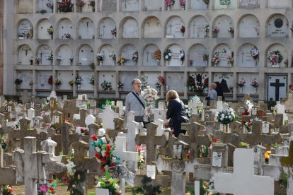 Imatges del cementiri de Lleida el dia de Tots Sants