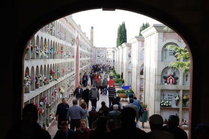 Imatges del cementiri de Lleida el dia de Tots Sants