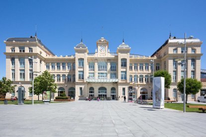 Disposa de quaranta-nou habitacions i ara obre dos plantes