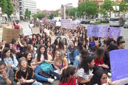 Centenars de joves s'han concentrat a Ricard Viñes.