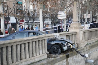 L'infractor, de 19 anys i sense carnet, va fugir corrent cap al pont Universitat, on va ser detingut per la Urbana