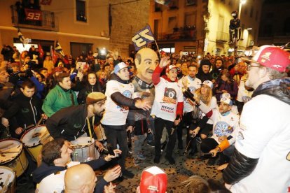 Cervera enloquece con la celebración de los títulos mundiales de Marc y Àlex Márquez. Unas doce mil personas, según fuentes municipales y de la policía local, dejaron pequeña la ciudad