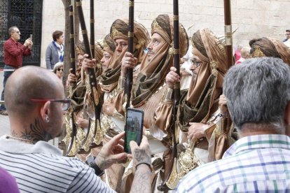 Més de 700 participants, entres sis comparses i sis bandes, van desfilar a la tarda pel barri antic.