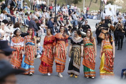 Más de 700 participantes, entras seis comparsas y seis bandas, desfilaron por la tarde por el barrio antiguo.