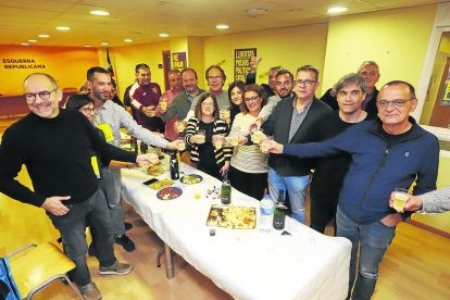 Eritja, el segundo por la derecha, brindando junto al alcalde de Lleida y el presidente de la Diputación.