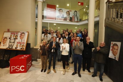 Montse Mínguez, en el centro, junto a compañeros del PSC.