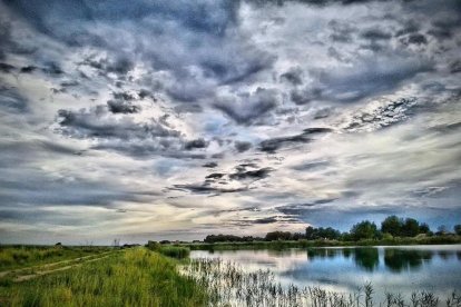 La obra de Òscar Mirón se caracterizó por un gran dominio de la técnica fotográfica, así como por su interés por la experimentación en imágenes de paisajes y en el tratamiento de la luz, buscando nuevas formas de comunicación tanto con luz nocturna como con nuevos formatos. Sentía especial predilección por el cielo.

Òscar Mirón, que trabajó más de 20 años en SEGRE, tenía una intuición natural para la fotografía. Rápidamente tenía a la vista el encuadre ideal y la composición correcta, tanto para paisaje como para noticia.