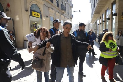 Activistas de la PAH persiguieron y se encararon con Talamonte en la calle Major.