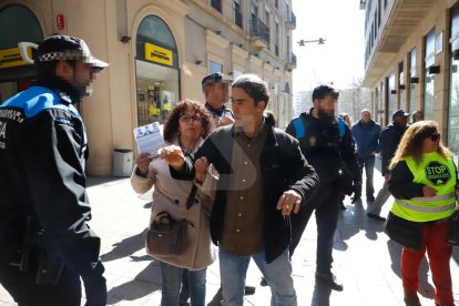 Activistes de la PAH s'encaren amb Talamonte al carrer