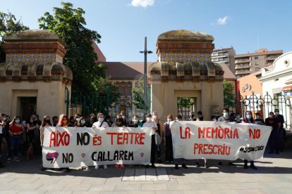 Més de seixanta persones es van concentrar a la plaça Esteve Cuito de Lleida per denunciar les vexacions i abusos sexuals a l'Aula de Teatre