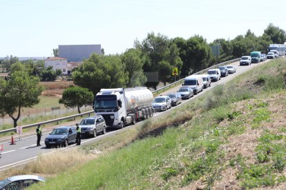 El confinament al Segrià i els controls a les vies d'accés ha provocat aquest dimarts cues quilomètriques. En aquestes imatges, als accessos a l'Autovia A2 a Torrefarrera i ALpicat