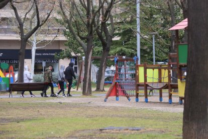 Un grup de joves passeja per un parc de Balàfia, que avui quedarà tancat.