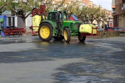 Imatge dels treballs de desinfecció d’ahir a Alcarràs.