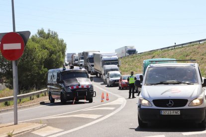 El confinament al Segrià i els controls a les vies d'accés ha provocat aquest dimarts cues quilomètriques. En aquestes imatges, als accessos a l'Autovia A2 a Torrefarrera i ALpicat