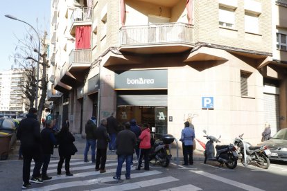 En un supermercat de Cappont que va obrir ahir es van generar cues per entrar a comprar.