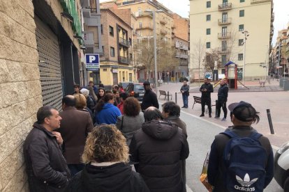 Cues per entrar en un supermercat al barri de Noguerola de Lleida, ahir.