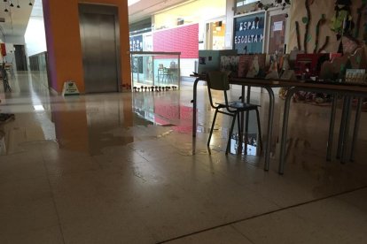 El agua anegó parte del colegio Comtes de Torregrossa de Alcarràs, que suspendió las clases. 