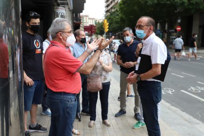 Unes 300 persones es concentren davant de la delegació de Salut amb crits contra Torra i Pueyo || La Cambra i la Federació d'Hostaleria censuren la falta d'ajuts