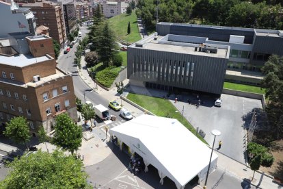 Muntatge de la carpa al CAP Prat de la Riba de Lleida