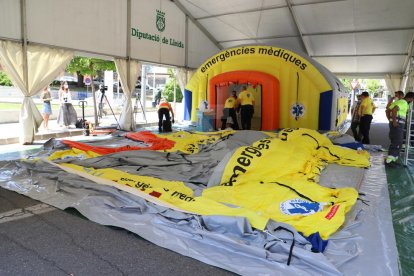 Muntatge de la carpa al CAP Prat de la Riba de Lleida