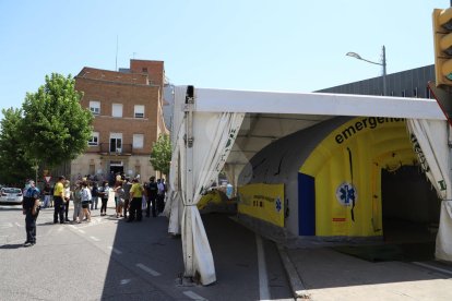 Muntatge de la carpa al CAP Prat de la Riba de Lleida