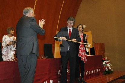 El catedràtic de Química pren el relleu de Roberto Fernández.