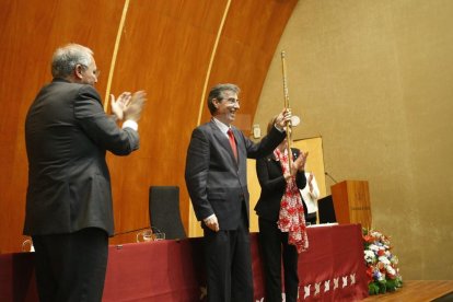 El catedràtic de Química pren el relleu de Roberto Fernández.