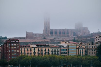 La boira de la tardor ens amaga La Seu Vella