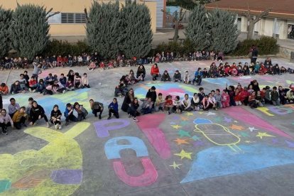 Centenars d'alumnes de les comarques lleidatanes es van afegir a la celebració del Dia Escolar de la No violència i la Pau, que té lloc cada 30 de gener coincidint amb l'aniversari de la mort del líder pacifista Mahatma Gandhi.