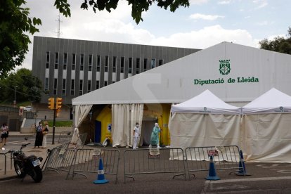 Imatge de la carpa del CUAP Prat de la Riba de Lleida en ple funcionament