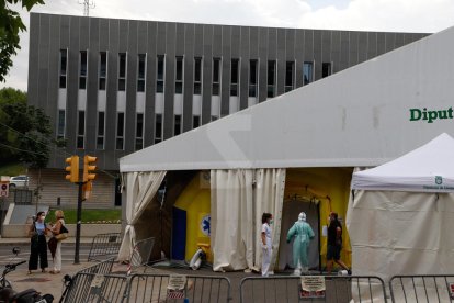 Imatge de la carpa del CUAP Prat de la Riba de Lleida en ple funcionament