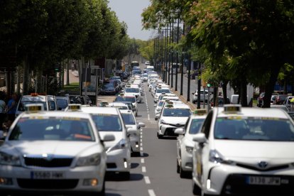 Imatges de la marxa lenta de taxistes a la ciutat de Lleida