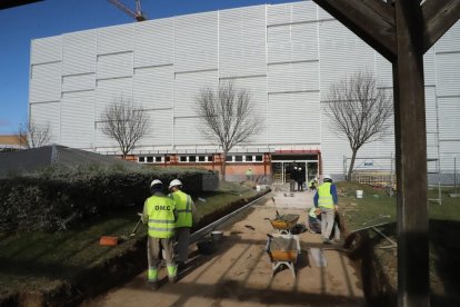 Las obras para construir un nuevo edificio para el hospital Arnau de Vilanova avanzan a buen ritmo. Está previsto que inicialmente acoja a los pacientes con coronavirus.