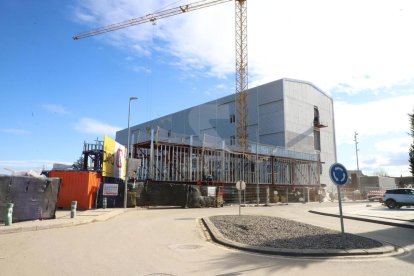 Las obras para construir un nuevo edificio para el hospital Arnau de Vilanova avanzan a buen ritmo. Está previsto que inicialmente acoja a los pacientes con coronavirus.