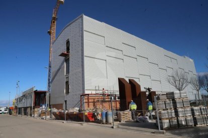 Las obras para construir un nuevo edificio para el hospital Arnau de Vilanova avanzan a buen ritmo. Está previsto que inicialmente acoja a los pacientes con coronavirus.