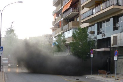 El incendio obligó a cortar la calle durante varias horas y a alejar a los vecinos de la zona por la densa humareda que salía del interior del aparcamiento.