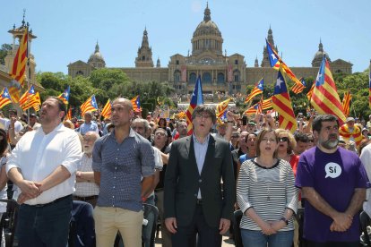 El vicepresident del Govern, l’entrenador Pep Guardiola, el president Puigdemont, la presidenta del Parlament i el líder de l’ANC, ahir.