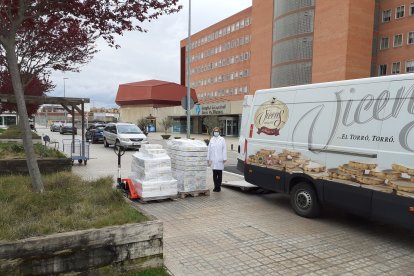 Torrons Vicens regala turrones a los hospitales