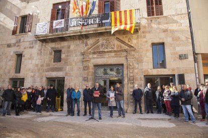 Els concentrats de Tàrrega ho han fet davant de l'ajuntament i han llegit un manifest