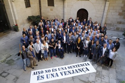 Alcaldes i regidors lleidatans aquest dimarts a l'Institut d'Estudis Ilerdencs després del ple de la Diputació de Lleida.