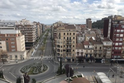 Esta es la vista de la plaza Ricard Viñes y la avenida Prat de la Riba de Lleida a las 10.35 horas