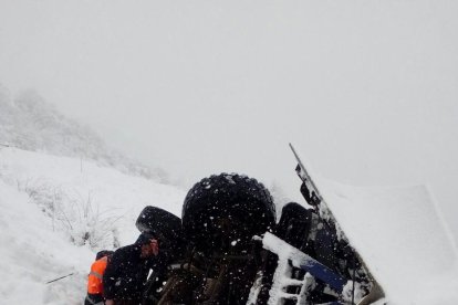 Una màquina llevaneus ha bolcat a la carretera de Montenartró, al Pallars Sobirà.