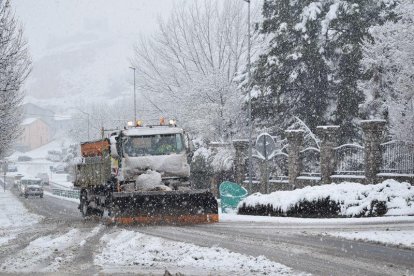 La nevada deja una veintena de carreteras de Pirineo de Lleida con uso de cadenas y más de 700 escolares sin clase