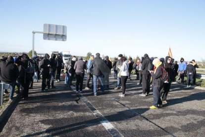 Manifestants han tallat la calçada amb neumàtics en protesta contra la 