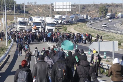 El CDR ha bloquejat l'autovia des de les 10 del matí i fins que la policia ha intervingut, cap a tres quarts de sis de la tarda.