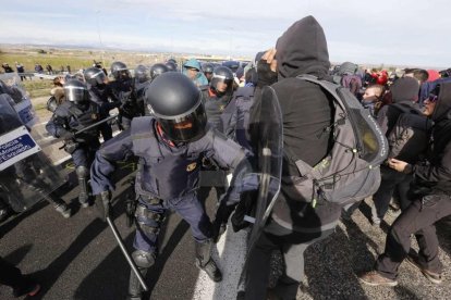 El CDR ha bloqueado la autovía desde las 10 de la mañana y hasta que la policía ha intervenido, hacia las seis menos cuarto de la tarde.