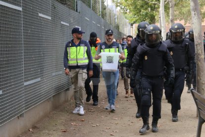 La Policia s'emporta les urnes a l'IES Ronda