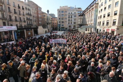 Centenars de persones, convocades per la Marea Pensionista, protesten a Lleida per exigir pensions dignes