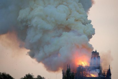 El fuego hunde la aguja y parte de la cubierta de la emblemática catedral de París.