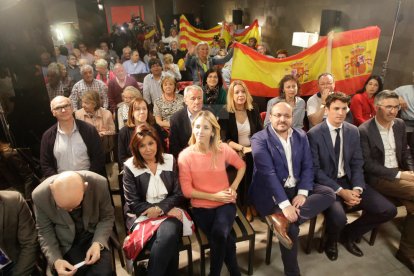 Acusa Pedro Sánchez de fer una política basada en el “divideix i venceràs” i defensa la Constitució